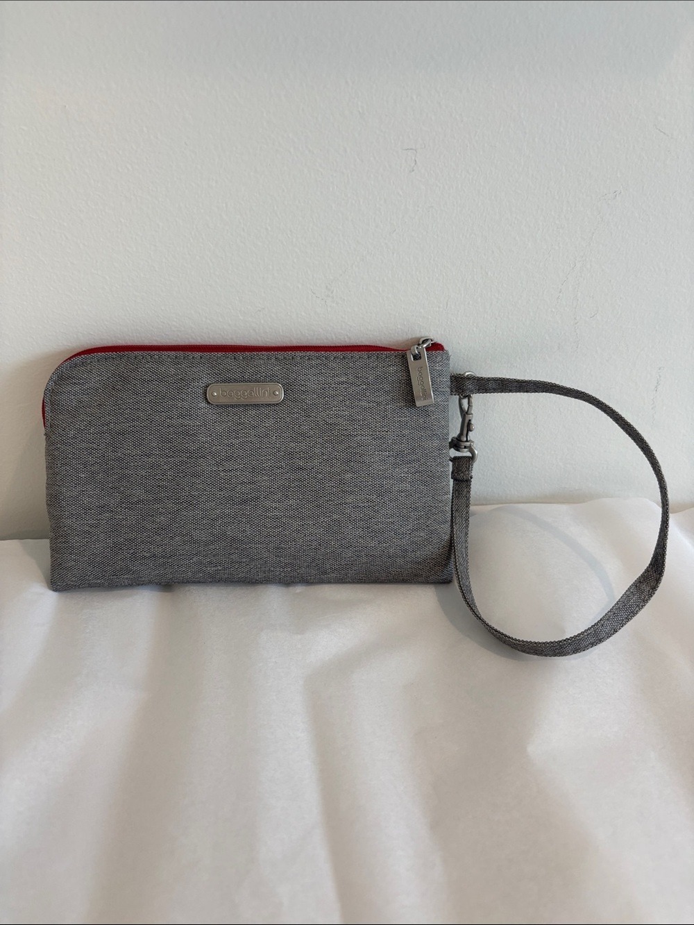 BAGGALLINI full zipper wristlet wallet RFID protection grey w/red zipper